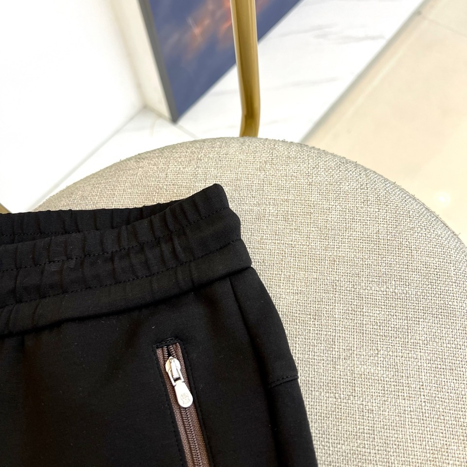 Brunello Cucinelli、2025秋冬新品男士休闲运动裤，以100%棉质针织面料打造，亲肤透