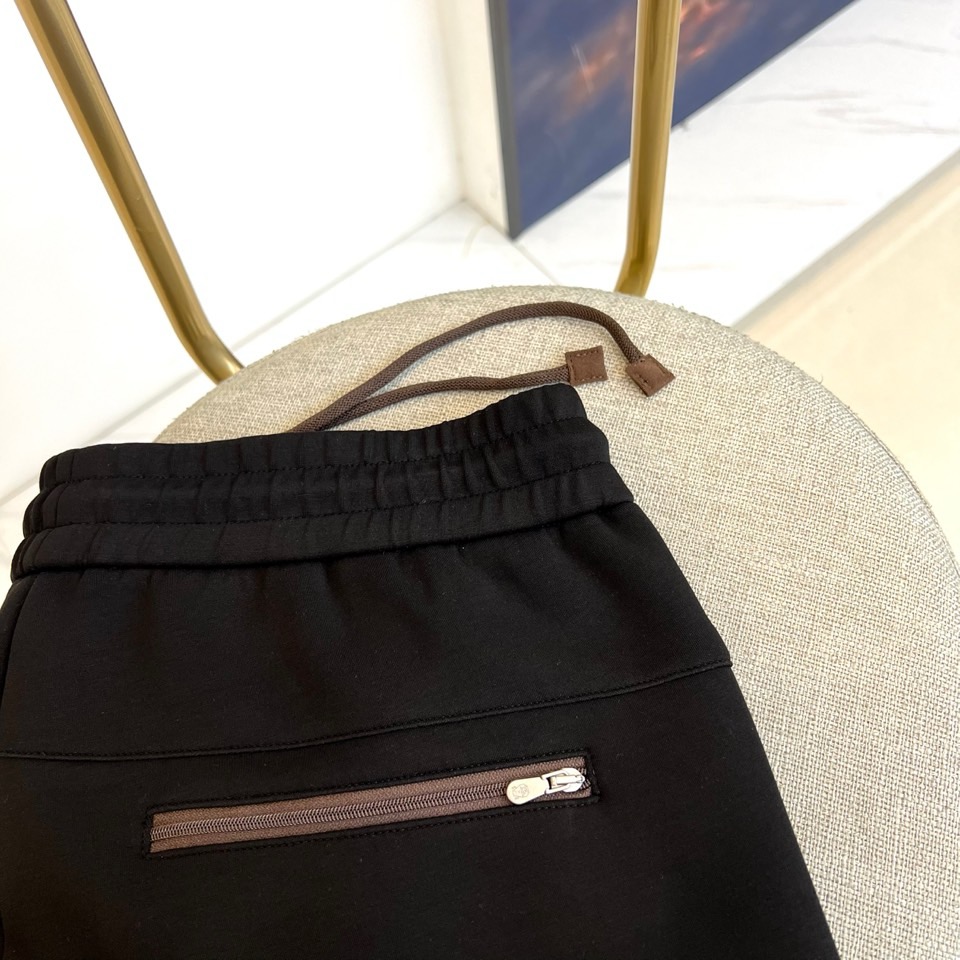 Brunello Cucinelli、2025秋冬新品男士休闲运动裤，以100%棉质针织面料打造，亲肤透