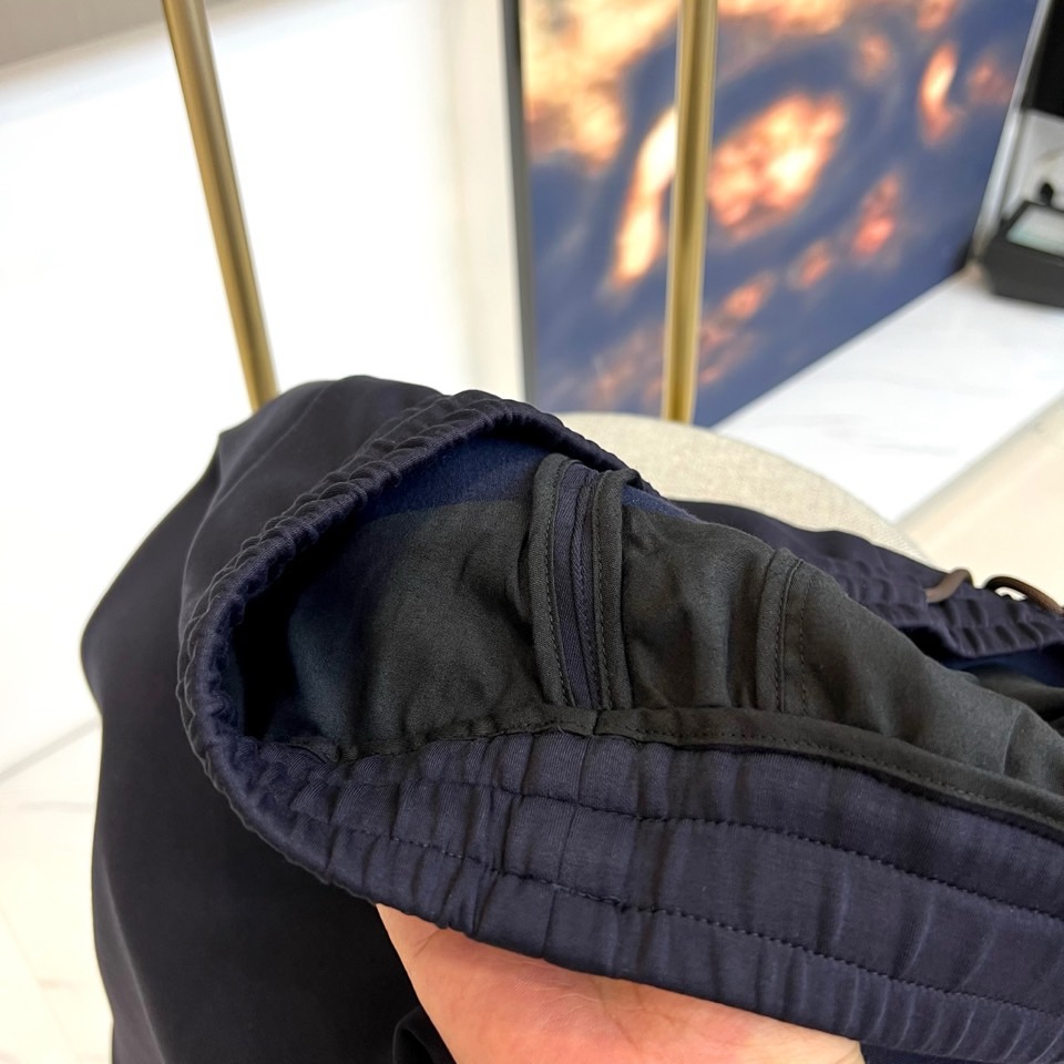 Brunello Cucinelli、2025秋冬新品男士休闲运动裤，以100%棉质针织面料打造，亲肤透