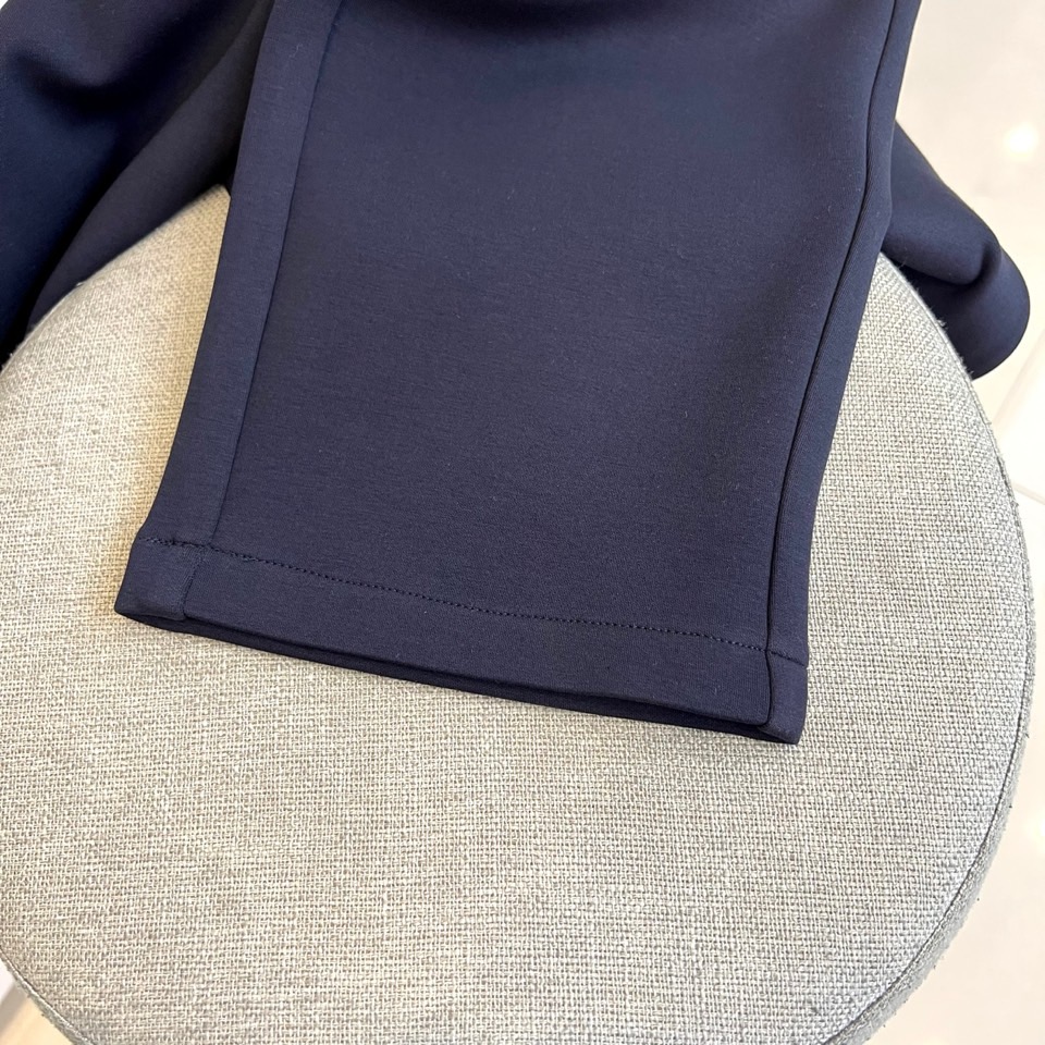 Brunello Cucinelli、2025秋冬新品男士休闲运动裤，以100%棉质针织面料打造，亲肤透