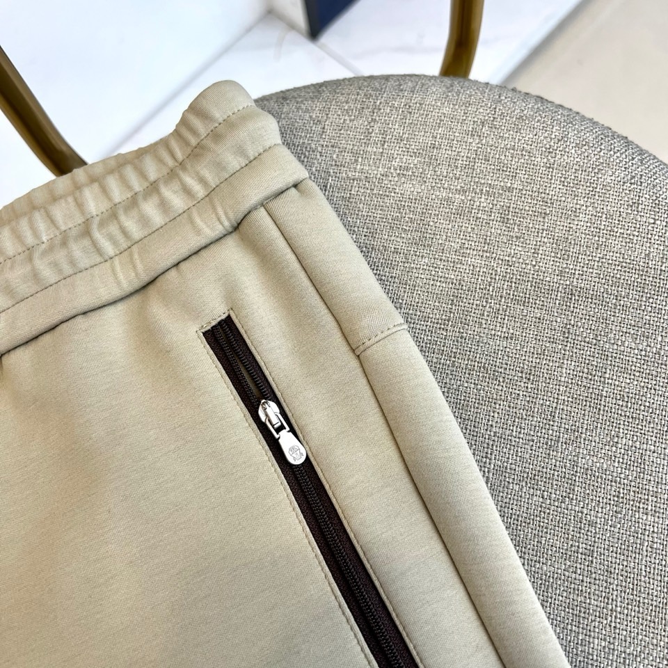 Brunello Cucinelli、2025秋冬新品男士休闲运动裤，以100%棉质针织面料打造，亲肤透