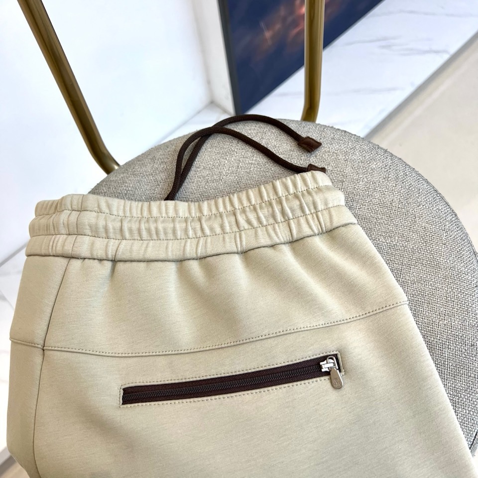 Brunello Cucinelli、2025秋冬新品男士休闲运动裤，以100%棉质针织面料打造，亲肤透
