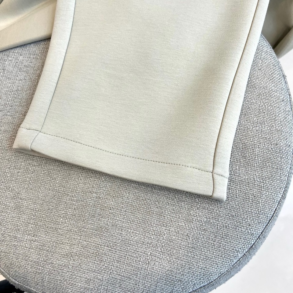 Brunello Cucinelli、2025秋冬新品男士休闲运动裤，以100%棉质针织面料打造，亲肤透