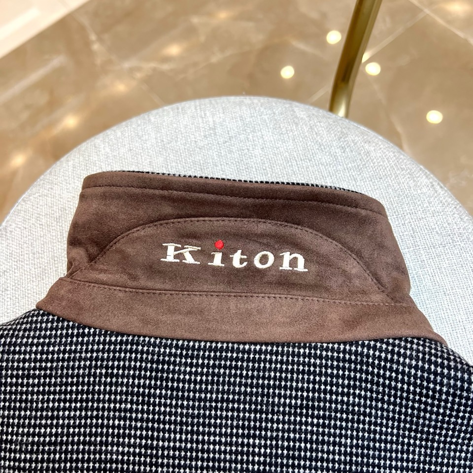 Kiton奇顿、2025秋冬新品翻领夹克外套。微宽松版型，经典翻领夹克版型微落肩设计，简洁大方，甄选肌理