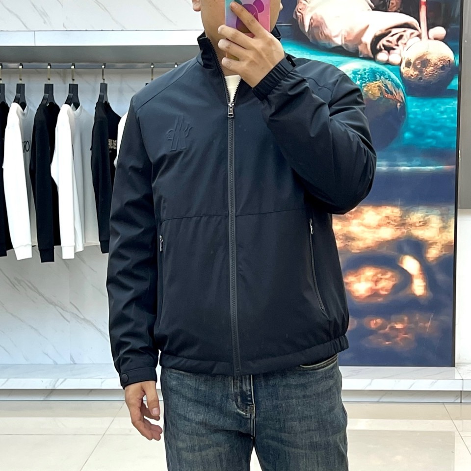 Mon蒙口、2025秋冬新品薄棉机能夹克，以极致纯黑重塑都市未来美学。采用高科技微光感面料打造立体廓形，