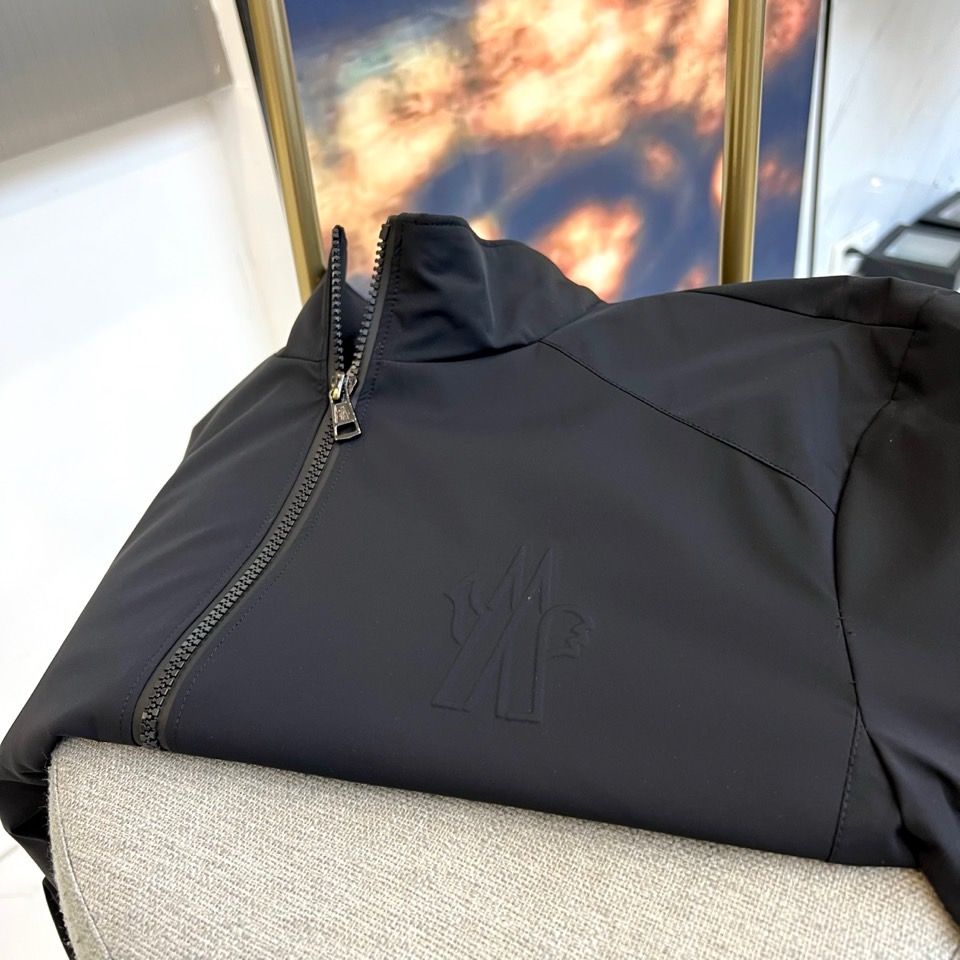 Mon蒙口、2025秋冬新品薄棉机能夹克，以极致纯黑重塑都市未来美学。采用高科技微光感面料打造立体廓形，