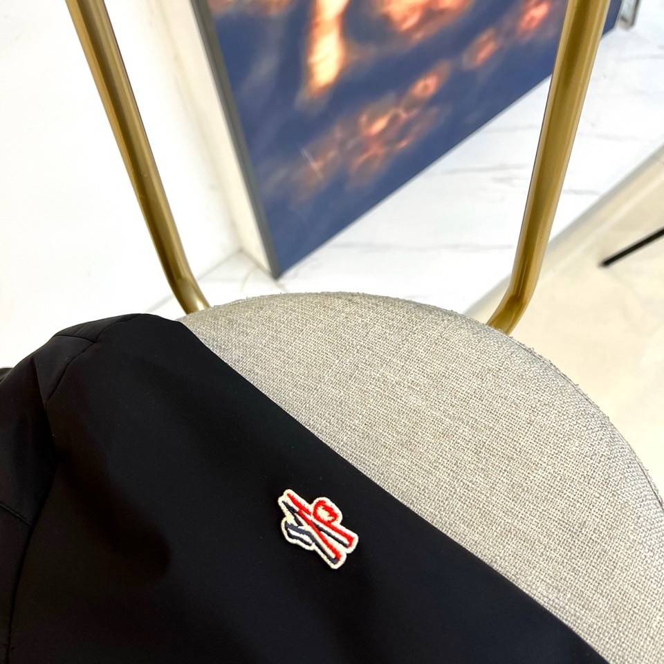 Mon蒙口、2025秋冬新品薄棉机能夹克，以极致纯黑重塑都市未来美学。采用高科技微光感面料打造立体廓形，