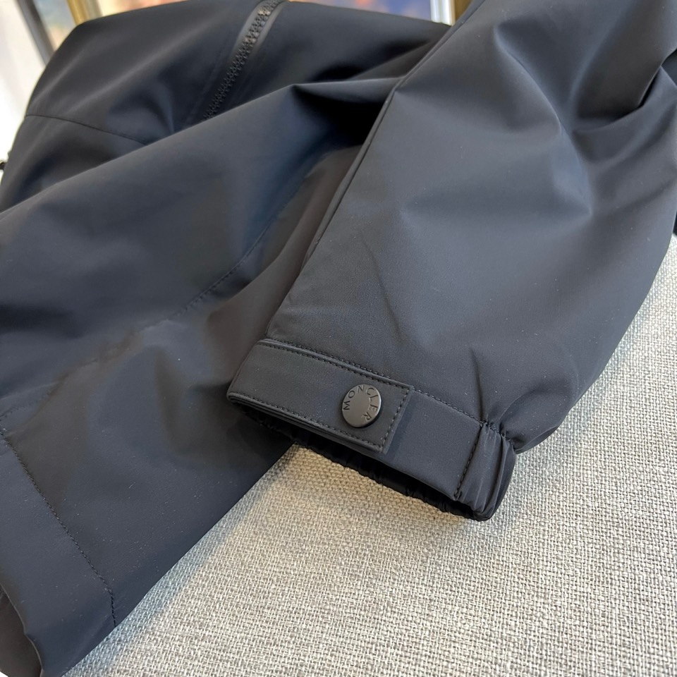 Mon蒙口、2025秋冬新品薄棉机能夹克，以极致纯黑重塑都市未来美学。采用高科技微光感面料打造立体廓形，