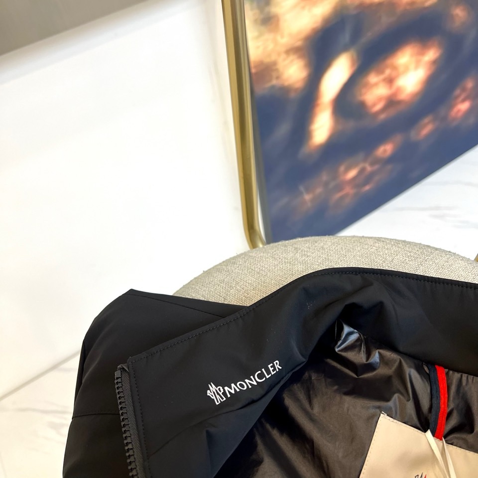 Mon蒙口、2025秋冬新品薄棉机能夹克，以极致纯黑重塑都市未来美学。采用高科技微光感面料打造立体廓形，