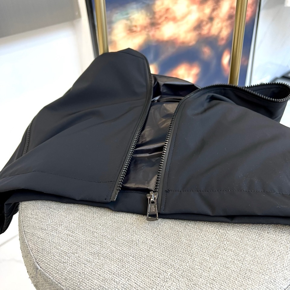 Mon蒙口、2025秋冬新品薄棉机能夹克，以极致纯黑重塑都市未来美学。采用高科技微光感面料打造立体廓形，