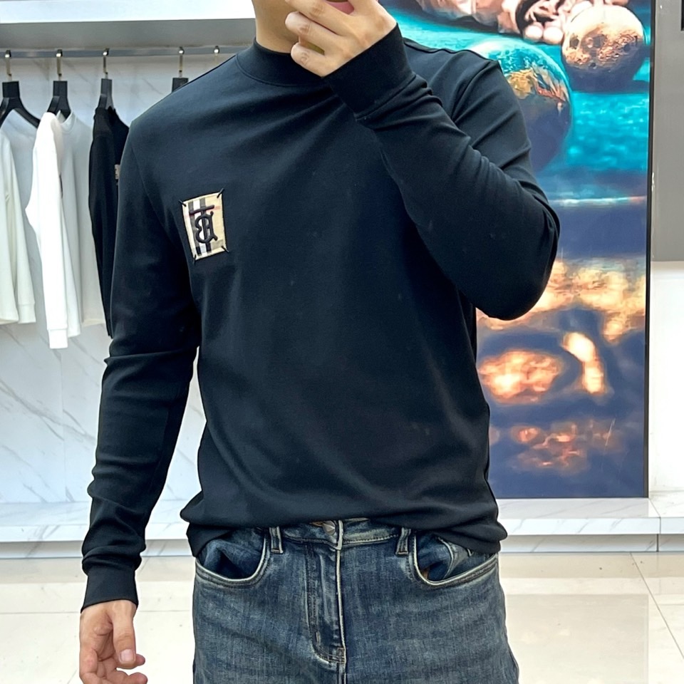 Burberry巴宝莉、2025秋冬新品白色高领长袖T恤，以极简设计诠释现代英伦美学。采用高品质棉质面料