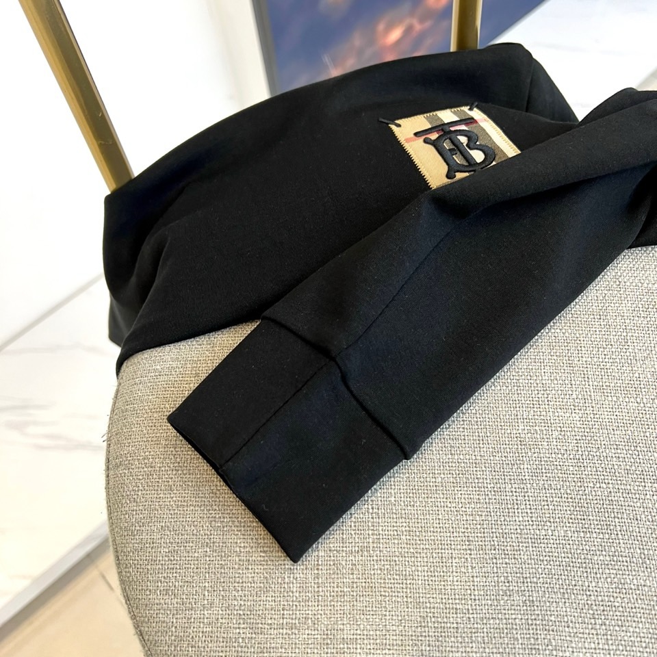 Burberry巴宝莉、2025秋冬新品白色高领长袖T恤，以极简设计诠释现代英伦美学。采用高品质棉质面料