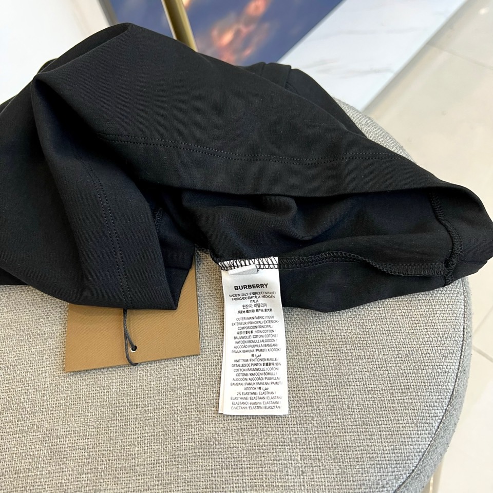 Burberry巴宝莉、2025秋冬新品白色高领长袖T恤，以极简设计诠释现代英伦美学。采用高品质棉质面料