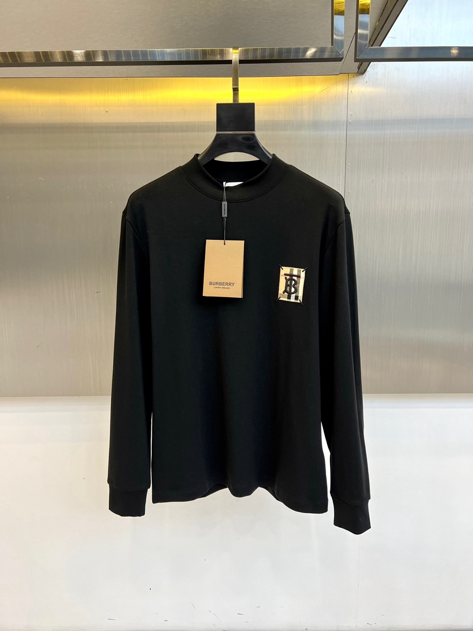 Burberry巴宝莉、2025秋冬新品白色高领长袖T恤，以极简设计诠释现代英伦美学。采用高品质棉质面料