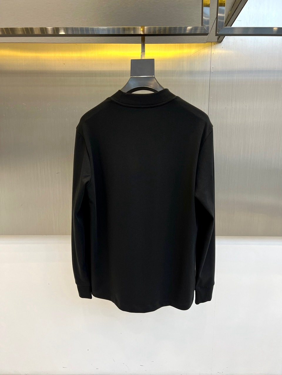 Burberry巴宝莉、2025秋冬新品白色高领长袖T恤，以极简设计诠释现代英伦美学。采用高品质棉质面料