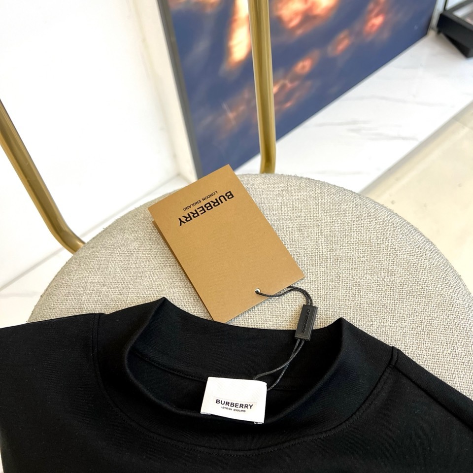 Burberry巴宝莉、2025秋冬新品白色高领长袖T恤，以极简设计诠释现代英伦美学。采用高品质棉质面料