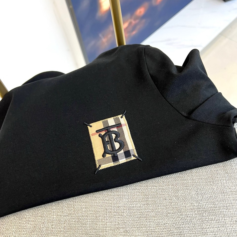 Burberry巴宝莉、2025秋冬新品白色高领长袖T恤，以极简设计诠释现代英伦美学。采用高品质棉质面料