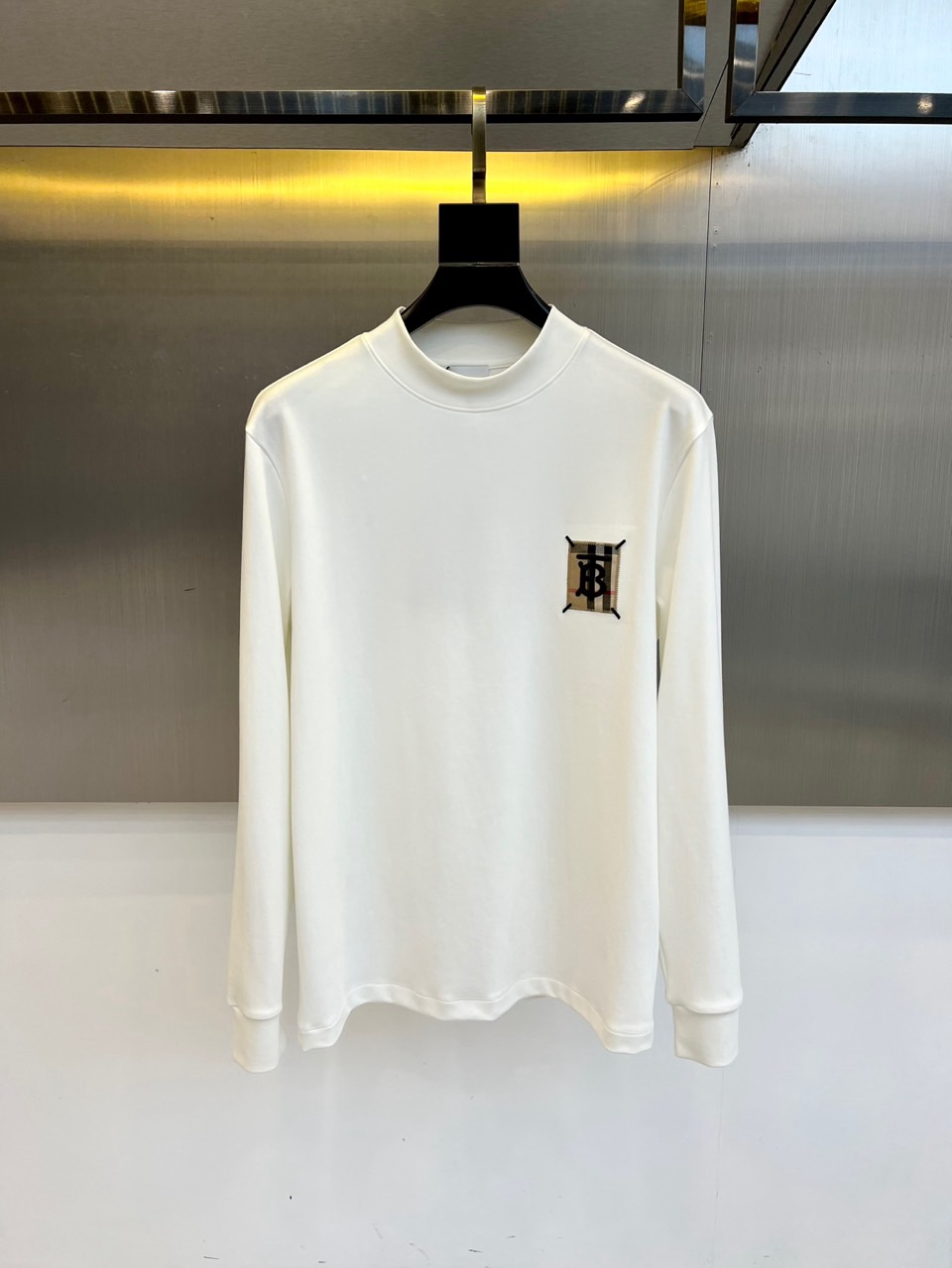 Burberry巴宝莉、2025秋冬新品白色高领长袖T恤，以极简设计诠释现代英伦美学。采用高品质棉质面料