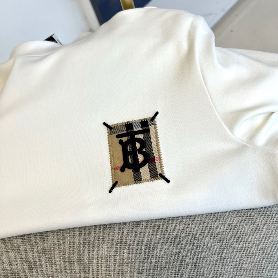 Burberry巴宝莉、2025秋冬新品白色高领长袖T恤，以极简设计诠释现代英伦美学。采用高品质棉质面料