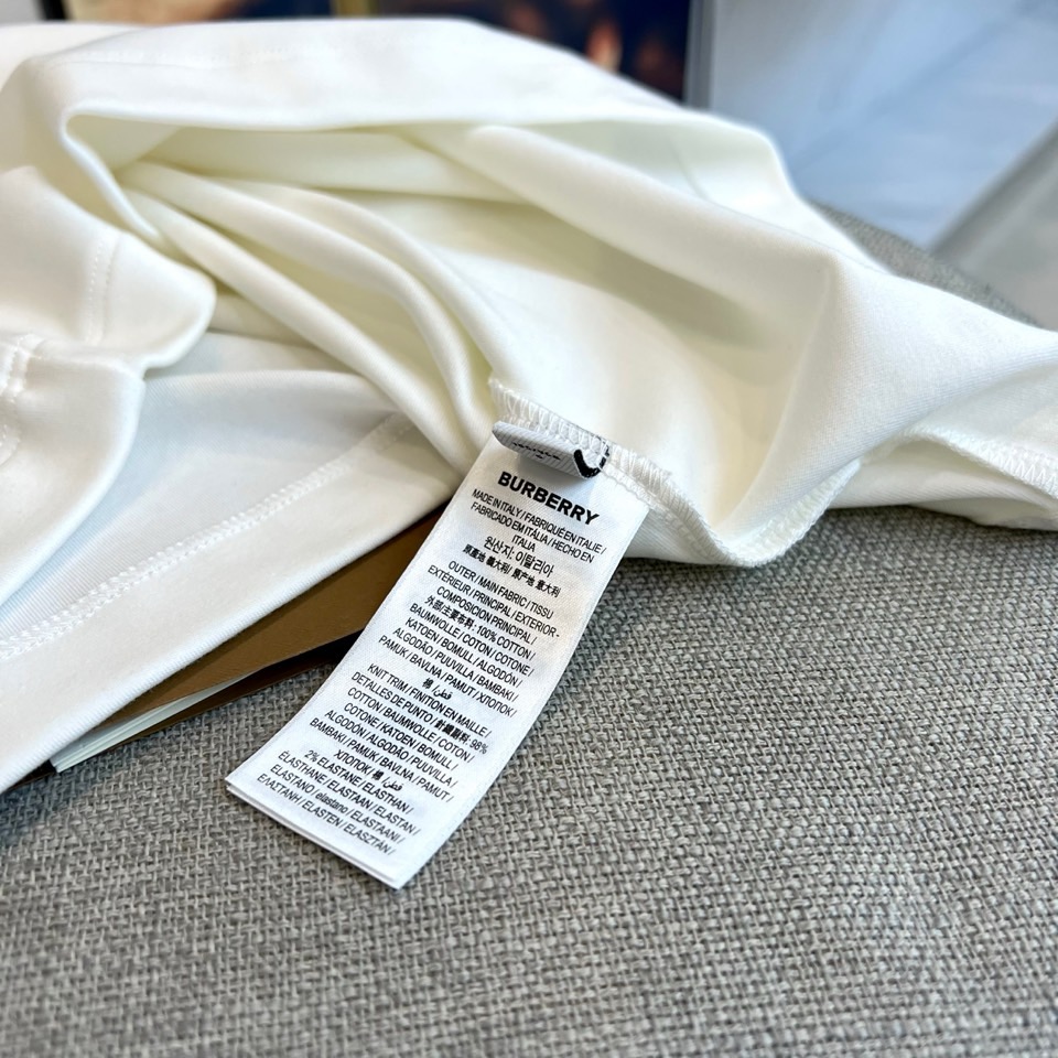 Burberry巴宝莉、2025秋冬新品白色高领长袖T恤，以极简设计诠释现代英伦美学。采用高品质棉质面料