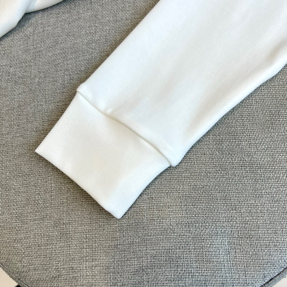 Burberry巴宝莉、2025秋冬新品白色高领长袖T恤，以极简设计诠释现代英伦美学。采用高品质棉质面料