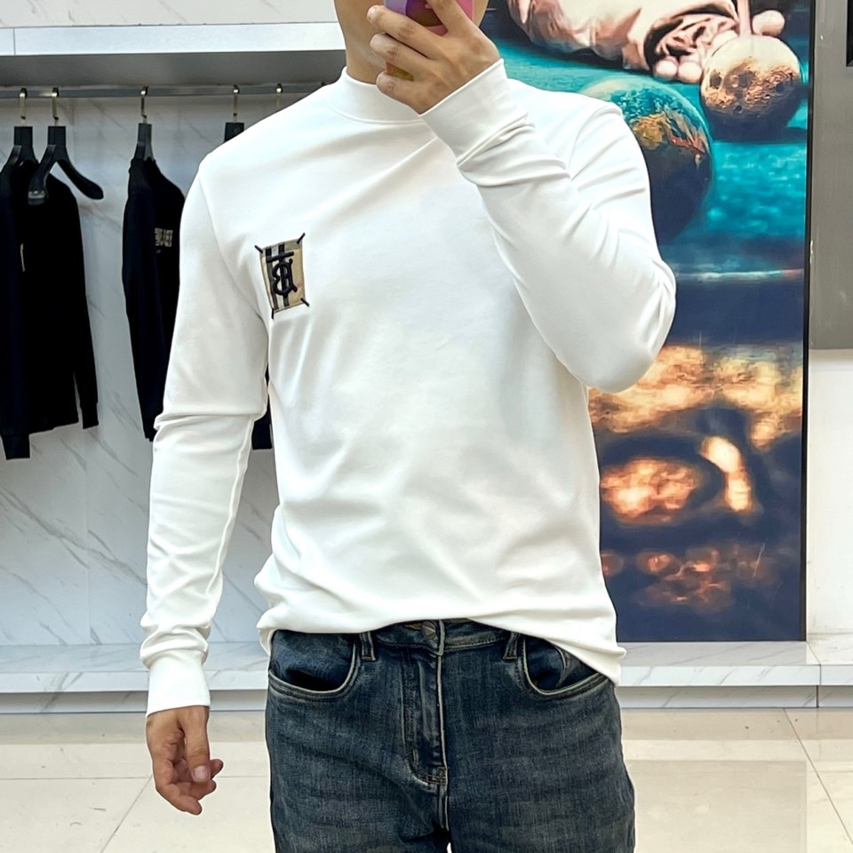 Burberry巴宝莉、2025秋冬新品白色高领长袖T恤，以极简设计诠释现代英伦美学。采用高品质棉质面料