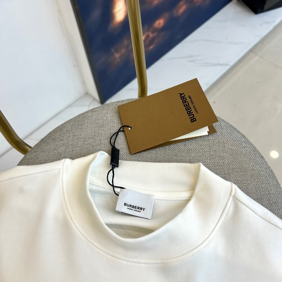 Burberry巴宝莉、2025秋冬新品白色高领长袖T恤，以极简设计诠释现代英伦美学。采用高品质棉质面料