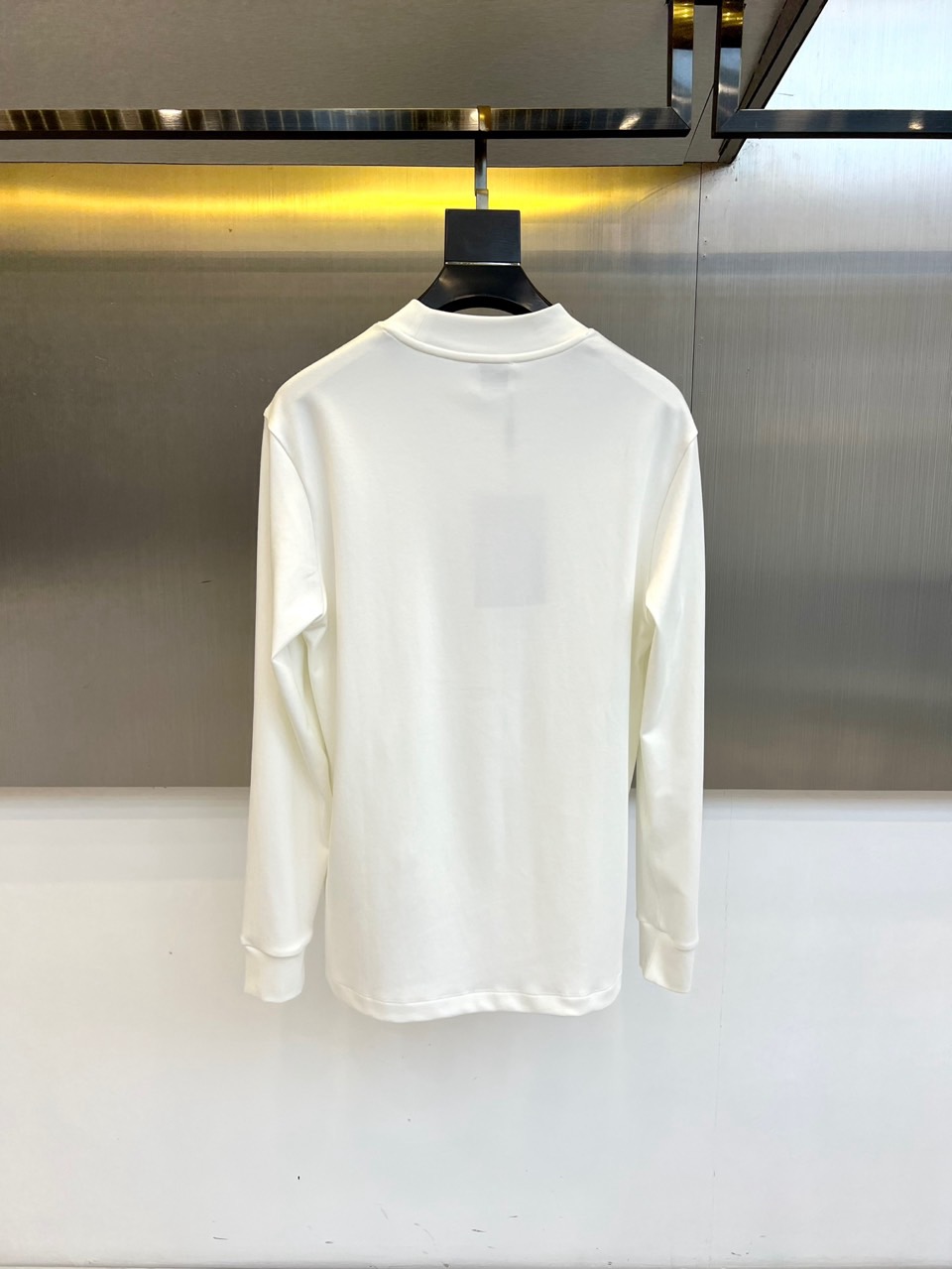 Burberry巴宝莉、2025秋冬新品白色高领长袖T恤，以极简设计诠释现代英伦美学。采用高品质棉质面料