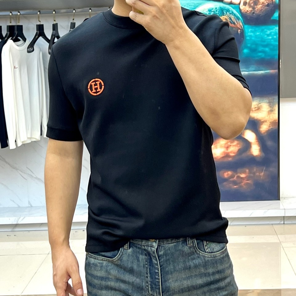 H爱马仕、25s秋冬新品空气层中袖体恤。选用240克重兰精天丝柔感空气棉，结合绿色环保再生纤维，氨纶的混