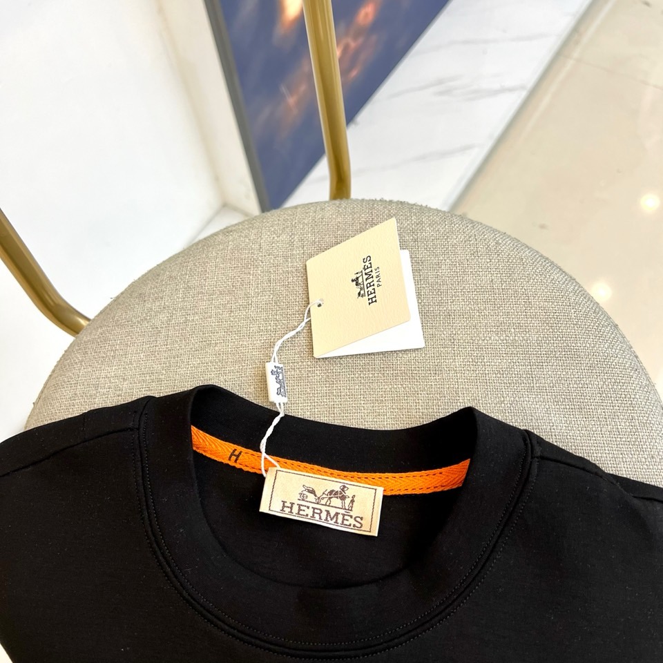 H爱马仕、25s秋冬新品空气层中袖体恤。选用240克重兰精天丝柔感空气棉，结合绿色环保再生纤维，氨纶的混