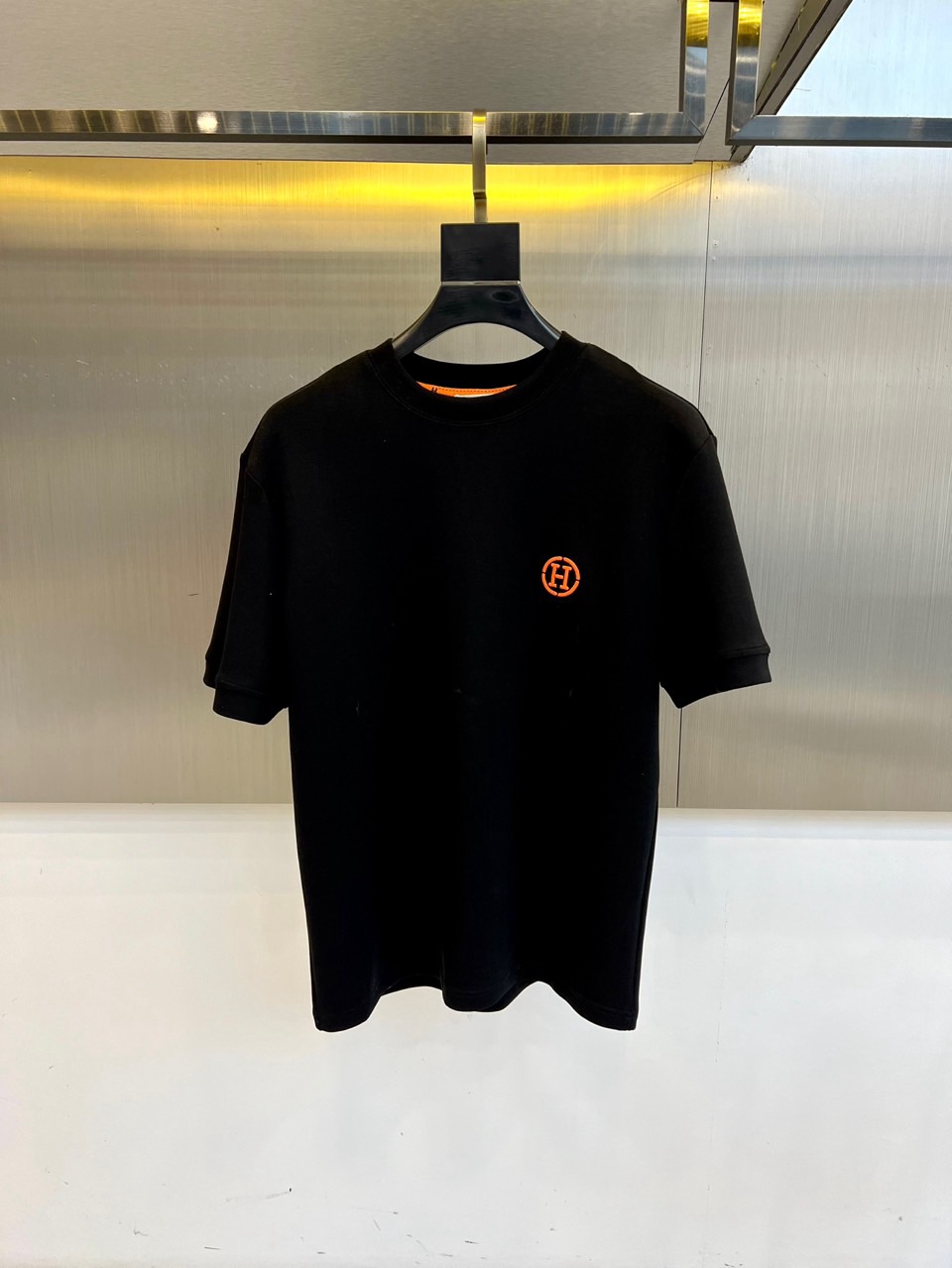 H爱马仕、25s秋冬新品空气层中袖体恤。选用240克重兰精天丝柔感空气棉，结合绿色环保再生纤维，氨纶的混