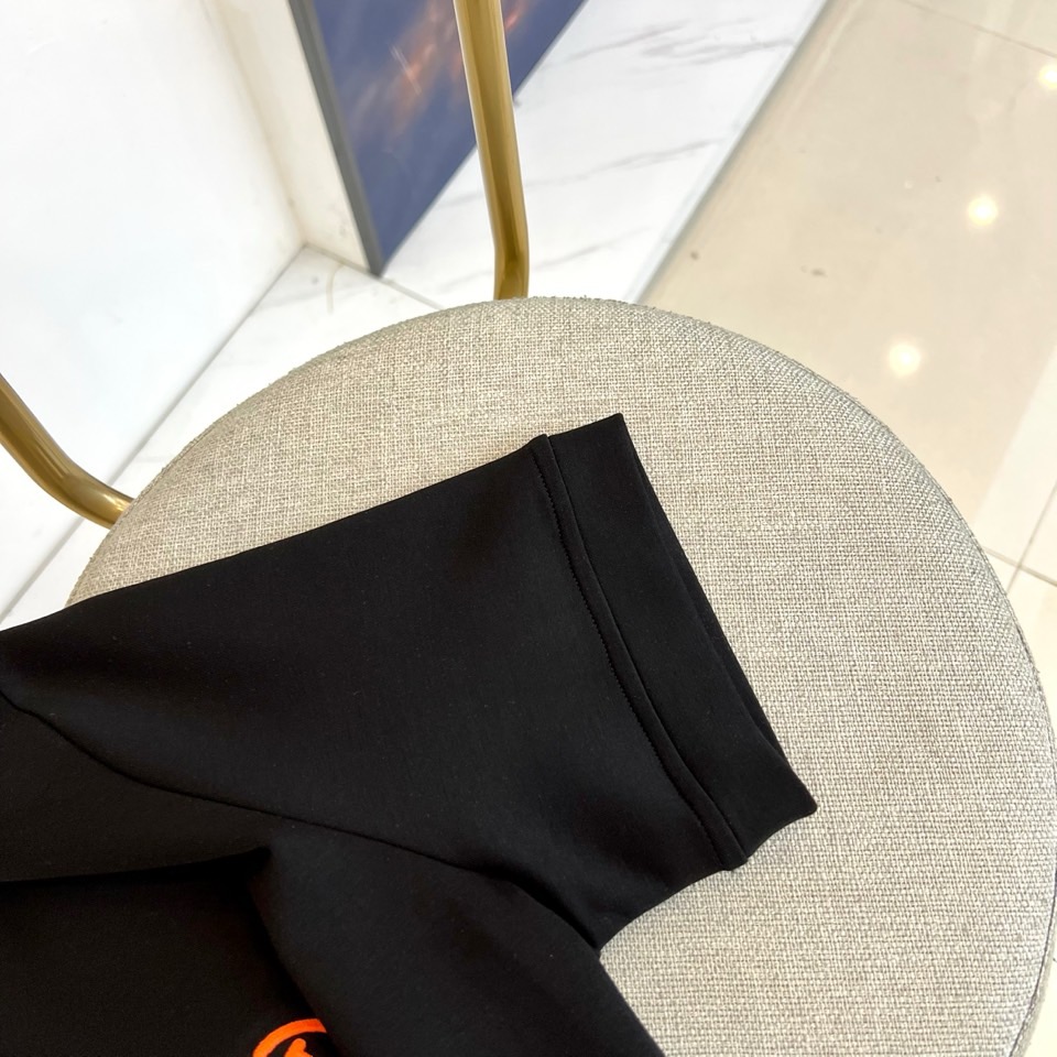 H爱马仕、25s秋冬新品空气层中袖体恤。选用240克重兰精天丝柔感空气棉，结合绿色环保再生纤维，氨纶的混