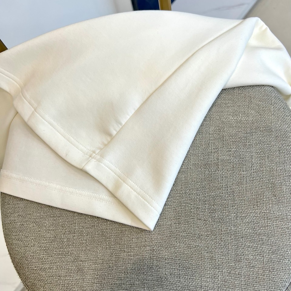 H爱马仕、25s秋冬新品空气层中袖体恤。选用240克重兰精天丝柔感空气棉，结合绿色环保再生纤维，氨纶的混