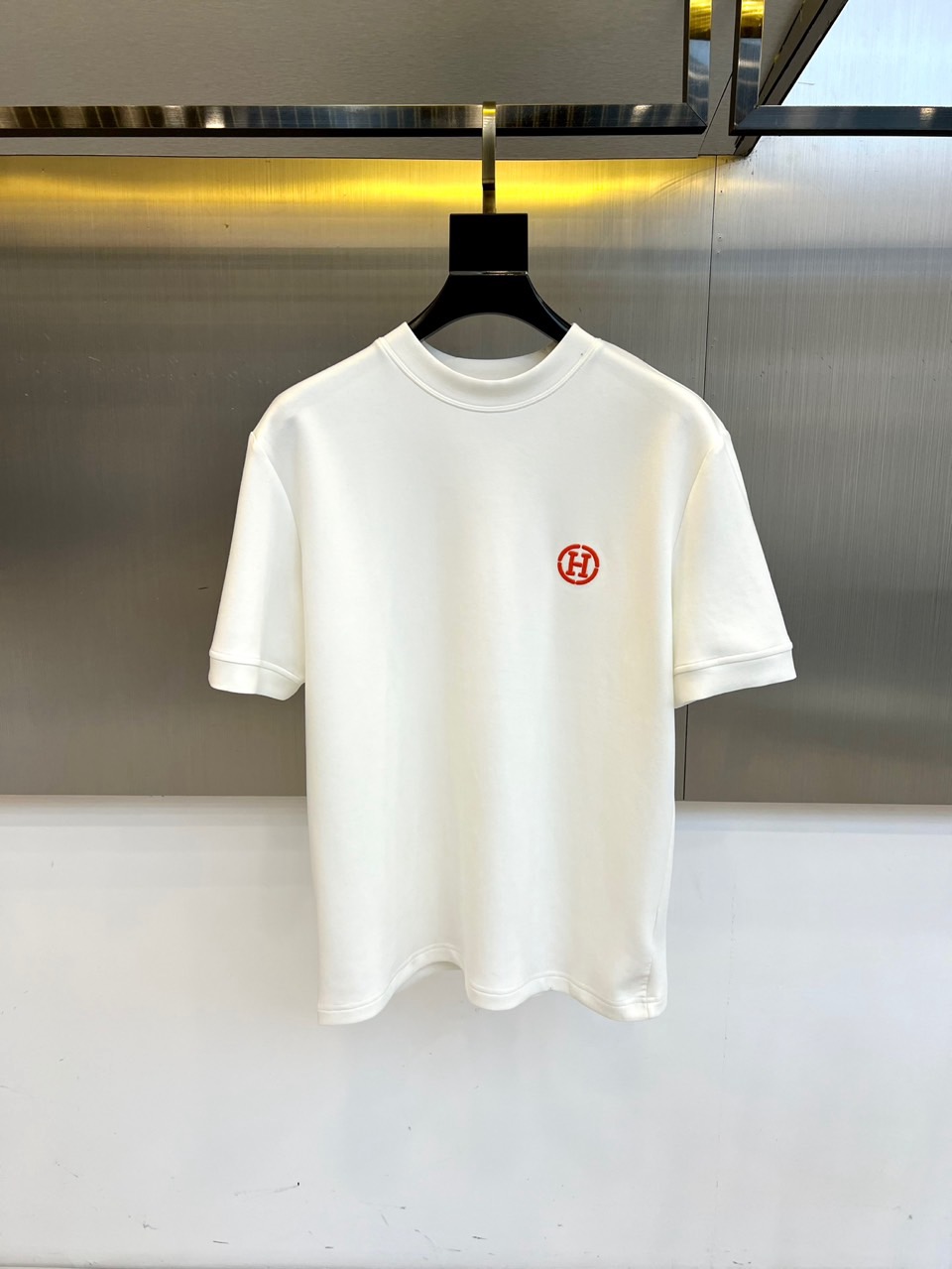 H爱马仕、25s秋冬新品空气层中袖体恤。选用240克重兰精天丝柔感空气棉，结合绿色环保再生纤维，氨纶的混