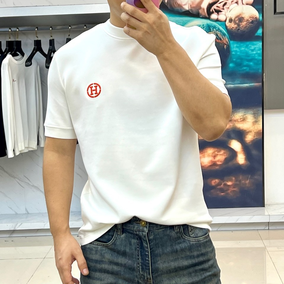 H爱马仕、25s秋冬新品空气层中袖体恤。选用240克重兰精天丝柔感空气棉，结合绿色环保再生纤维，氨纶的混