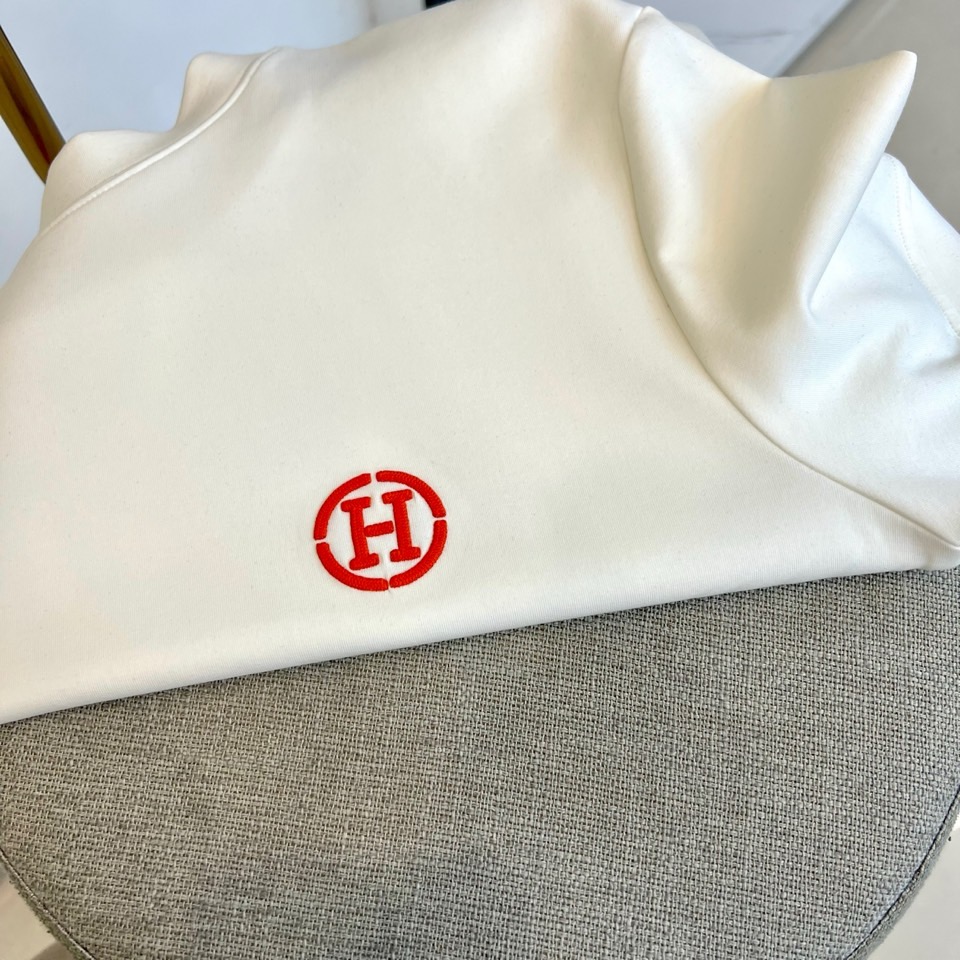 H爱马仕、25s秋冬新品空气层中袖体恤。选用240克重兰精天丝柔感空气棉，结合绿色环保再生纤维，氨纶的混