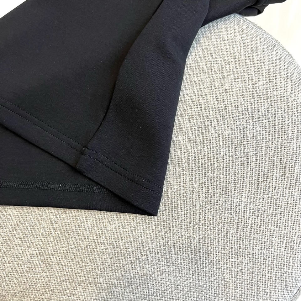 Prad普拉、2025早秋款新品中袖打底T恤，延续经典，从版型到设计都很有时代的新潮感 ，不管版型还是设