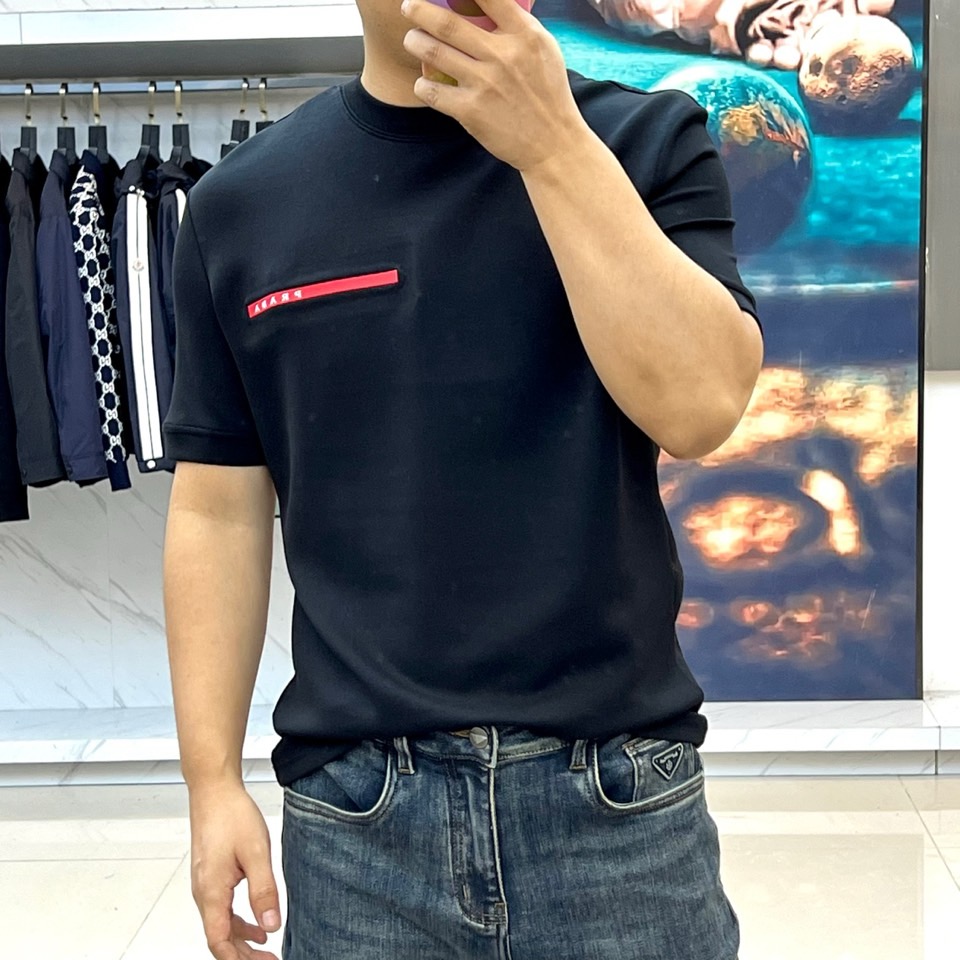 Prad普拉、2025早秋款新品中袖打底T恤，延续经典，从版型到设计都很有时代的新潮感 ，不管版型还是设