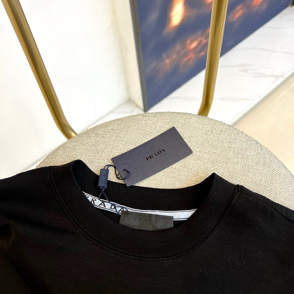 Prad普拉、2025早秋款新品中袖打底T恤，延续经典，从版型到设计都很有时代的新潮感 ，不管版型还是设