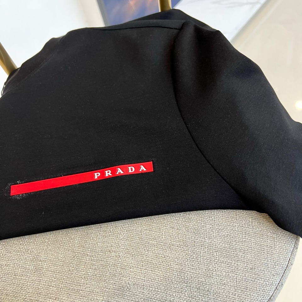 Prad普拉、2025早秋款新品中袖打底T恤，延续经典，从版型到设计都很有时代的新潮感 ，不管版型还是设