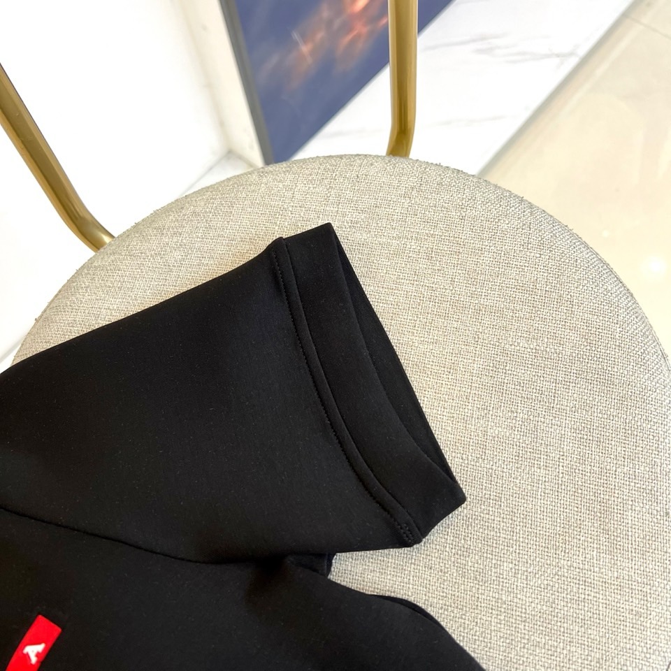 Prad普拉、2025早秋款新品中袖打底T恤，延续经典，从版型到设计都很有时代的新潮感 ，不管版型还是设