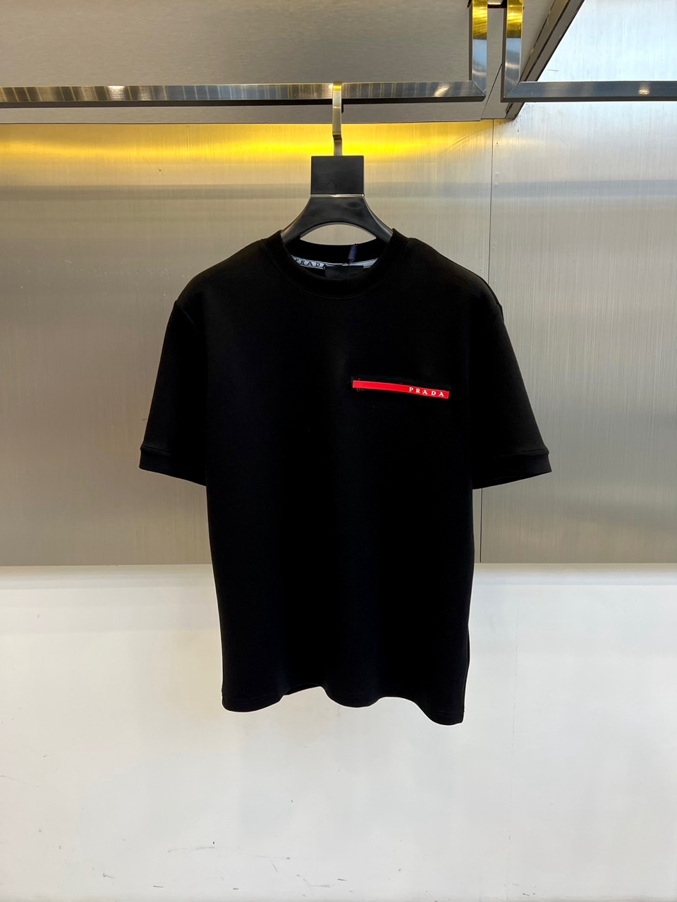 Prad普拉、2025早秋款新品中袖打底T恤，延续经典，从版型到设计都很有时代的新潮感 ，不管版型还是设