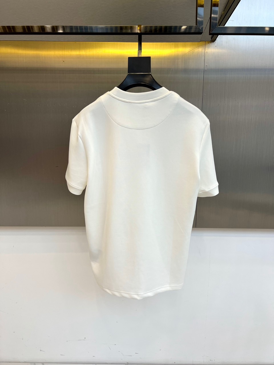 Prad普拉、2025早秋款新品中袖打底T恤，延续经典，从版型到设计都很有时代的新潮感 ，不管版型还是设