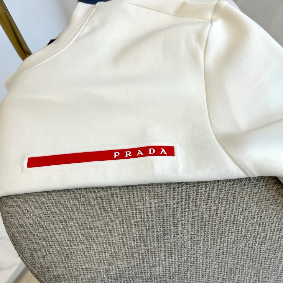 Prad普拉、2025早秋款新品中袖打底T恤，延续经典，从版型到设计都很有时代的新潮感 ，不管版型还是设