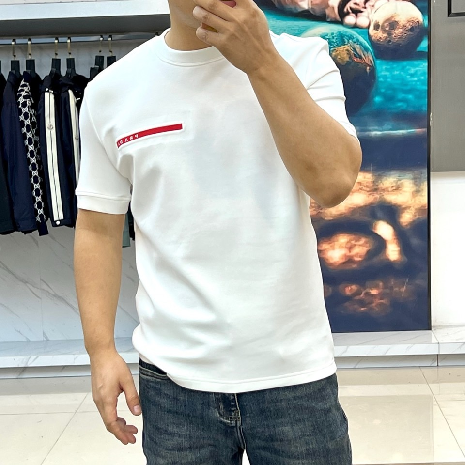 Prad普拉、2025早秋款新品中袖打底T恤，延续经典，从版型到设计都很有时代的新潮感 ，不管版型还是设