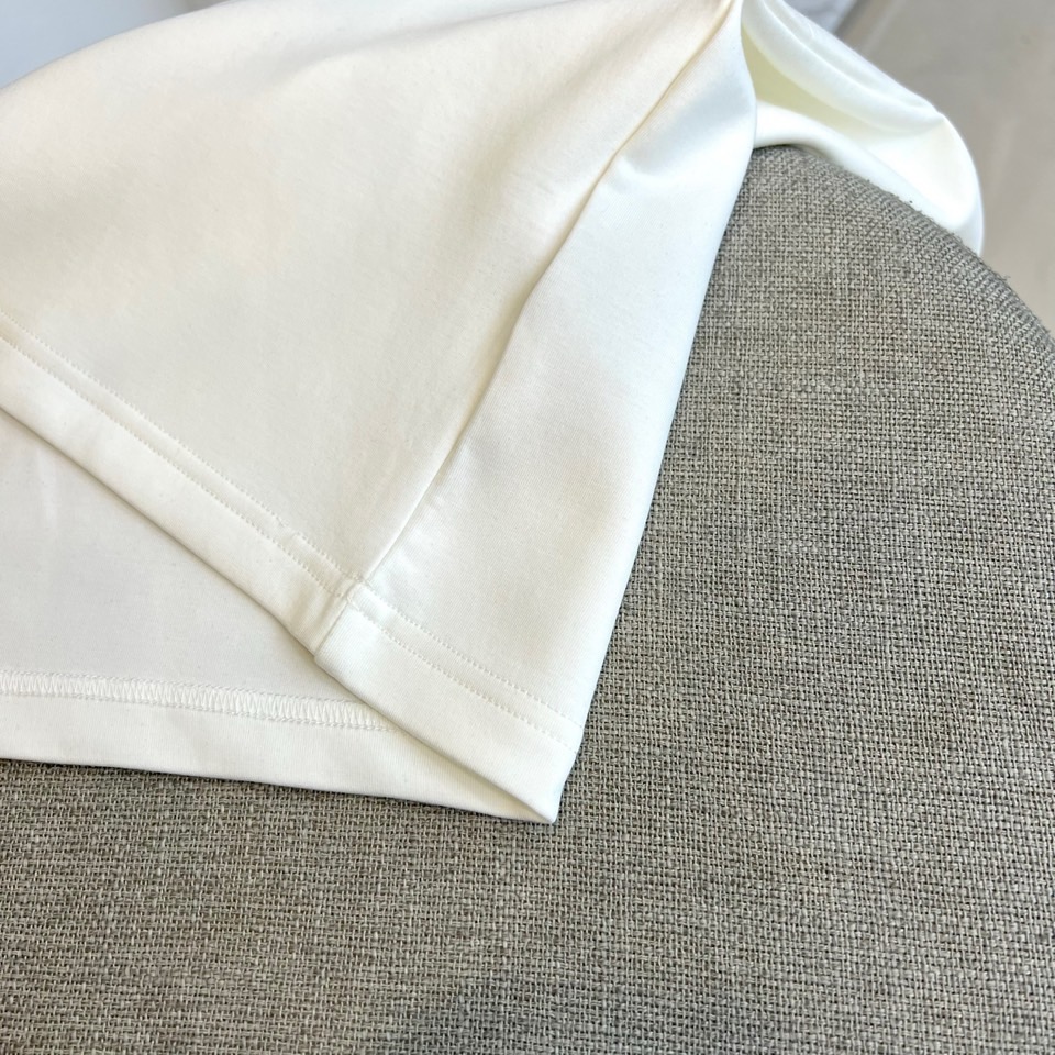 Prad普拉、2025早秋款新品中袖打底T恤，延续经典，从版型到设计都很有时代的新潮感 ，不管版型还是设