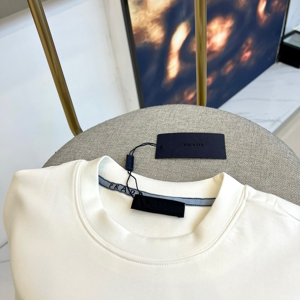 Prad普拉、2025早秋款新品中袖打底T恤，延续经典，从版型到设计都很有时代的新潮感 ，不管版型还是设