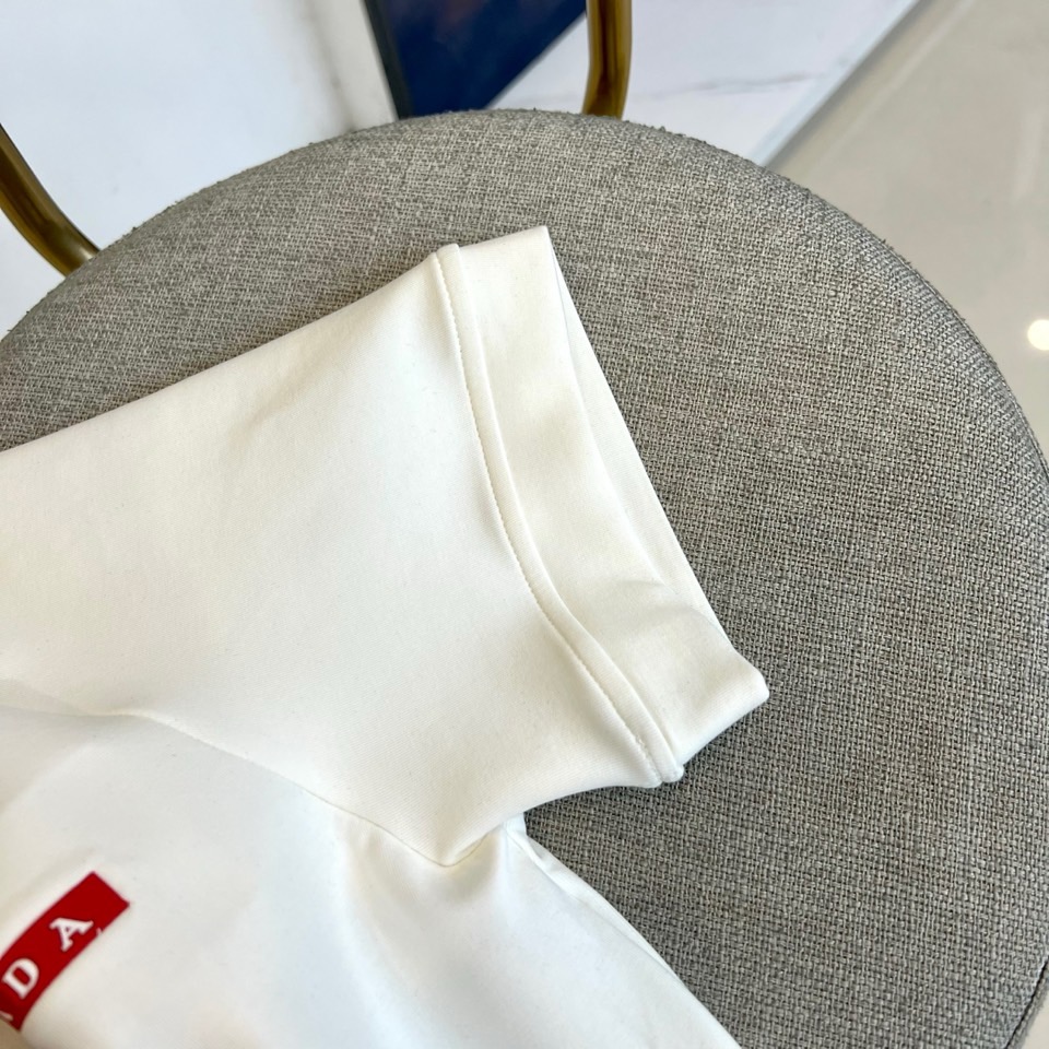 Prad普拉、2025早秋款新品中袖打底T恤，延续经典，从版型到设计都很有时代的新潮感 ，不管版型还是设