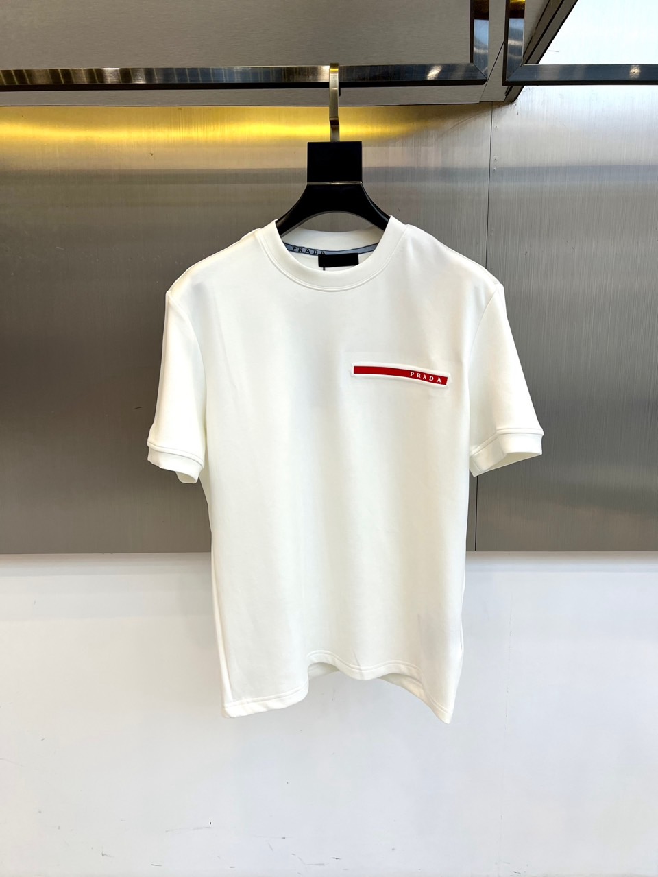 Prad普拉、2025早秋款新品中袖打底T恤，延续经典，从版型到设计都很有时代的新潮感 ，不管版型还是设