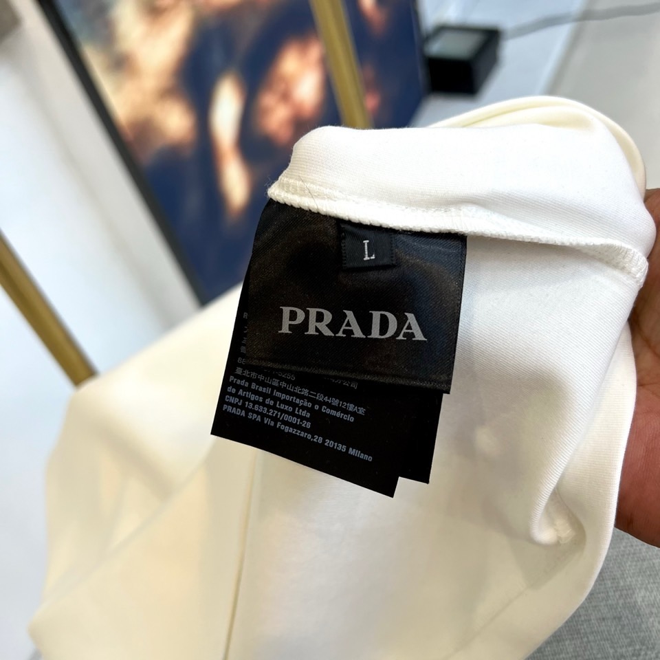 Prad普拉、2025早秋款新品中袖打底T恤，延续经典，从版型到设计都很有时代的新潮感 ，不管版型还是设